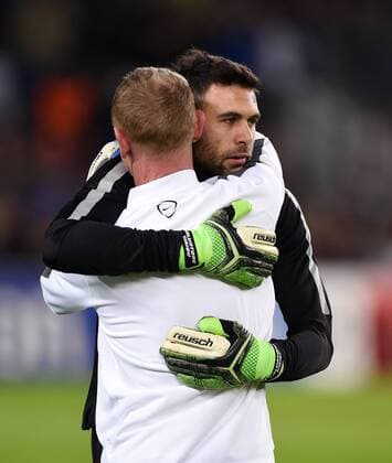 FUSSBALL CHAMPIONS LEAGUE SAISON 2014 2015 Vorrunde FC Barcelona Barca - Paris St. Germain 10.12.2014 Torwart Salvatore Sirigu (re, Paris Saint-Germain) mit Torwarttrainer Nicolas Dehon (Paris Saint-Germain)