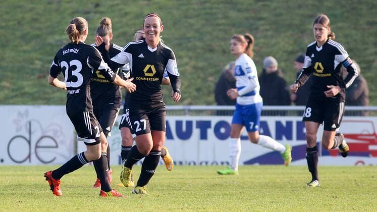 Aktuell Fussball, Frauen, 1. BL, FFC Frankfurt - MSV Duisburg Peggy Kuznik (1. FFC Frankfurt) lässt sich für das 0:1 feiern, Jubel, Torjubel, Torerfolg, celebrate the goal, goal, celebration, Jubel ueber das Tor, optimistisch, Action, Aktion, Fussball, Allianz Frauen-Bundesliga, MSV Duisburg - 1. FFC Frankfurt, xozx