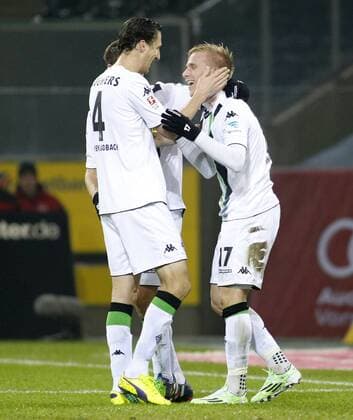 Mönchengladbach, Borussiapark, 17.12.14: Torjubel bei Gladbachs Torschütze Oscar Wendt (R) und Gladbachs Roel Brouwers im Spiel der 1. Bundesliga zwischen Borussia Mönchengladbach vs. Werder Bremen in der Saison 2014 2015.