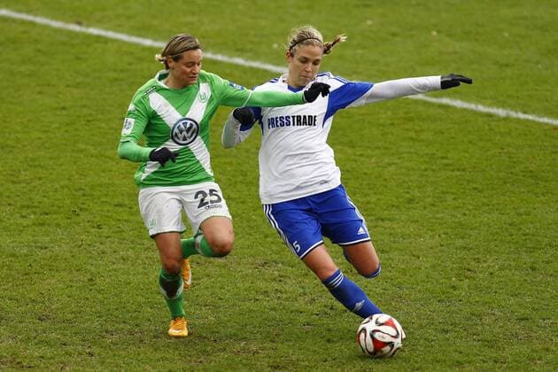 20.12.2014, VfL Stadion am Elsterweg, Wolfsburg, GER, DFB Pokal, Frauen, Viertelfinale, VfL Wolfsburg vs SC Sand, im Bild Martina Mueller (25, VfL Wolfsburg, li.) im Zweikampf mit Allison Scurich (5, SC Sand) VfL Wolfsburg vs SC Sand