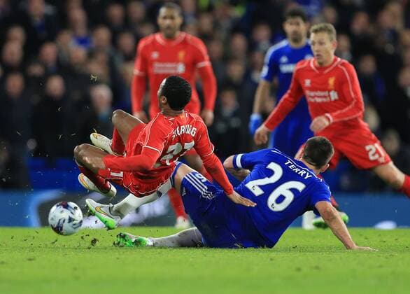 Aktuell Fußball, England, League Cup, Halbfinale, FC Chelsea - FC Liverpool Chelsea s John Terry gets booked for this tackle on Liverpool s Raheem Sterling League Cup Semi Final, Second Leg - Chelsea vs Liverpool - Stamford Bridge - England - 27th January 2015 - Picture David Klein Sportimage EDITORIAL USE ONLY. No use with unauthorised audio, video, data, fixture lists, club league logos or live services. Online in-match use limited to 120 images, no video emulation. No use in betting, games or single club league player publications.