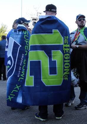 01 February 2015: A Seattle Seahawks fan walks outside before the start of Super Bowl XLIX between the Seattle Seahawks and the New England Patriots at University of Phoenix Stadium in Glendale, Az. NFL American Football Herren USA FEB 01 Super Bowl XLIX - Patriots v Seahawks Icon3171502010100 EDITORIAL USE ONLY