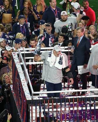 01 February 2015: New England Patriots tight end Rob Gronkowski 87 holds the Lombardi Trophy after Super Bowl XLIX at University of Phoenix Stadium in Glendale, Az. The New England Patriots beat the Seattle Seahawks 28-24. NFL American Football Herren USA FEB 01 Super Bowl XLIX - Patriots v Seahawks Icon3171502013759 EDITORIAL USE ONLY