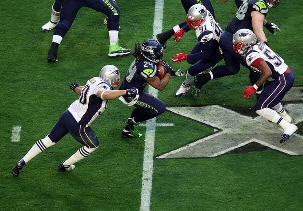 01 February 2015: Seattle Seahawks running back Marshawn Lynch 24 runs past New England Patriots defensive end Rob Ninkovich 50 during the first half of Super Bowl XLIX between the Seattle Seahawks and the New England Patriots at University of Phoenix Stadium in Glendale, Az. NFL American Football Herren USA FEB 01 Super Bowl XLIX - Patriots v Seahawks Icon3171502010954 EDITORIAL USE ONLY