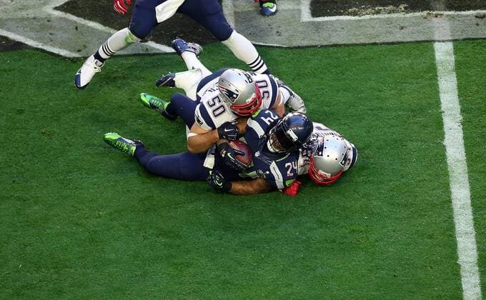01 February 2015: Seattle Seahawks running back Marshawn Lynch 24 is hit by New England Patriots defensive end Rob Ninkovich 50 (left) and defensive tackle Chris Jones 94 (right) during the first half of Super Bowl XLIX between the Seattle Seahawks and the New England Patriots at University of Phoenix Stadium in Glendale, Az. NFL American Football Herren USA FEB 01 Super Bowl XLIX - Patriots v Seahawks Icon3171502010964 EDITORIAL USE ONLY