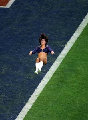 01 February 2015: A New England Patriots cheerleader flips during the first half of Super Bowl XLIX between the Seattle Seahawks and the New England Patriots at University of Phoenix Stadium in Glendale, Az. NFL American Football Herren USA FEB 01 Super Bowl XLIX - Patriots v Seahawks Icon3171502011288 EDITORIAL USE ONLY