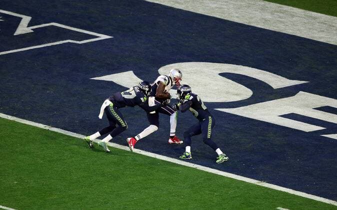 01 February 2015: New England Patriots wide receiver Brandon LaFell 19 is hit by Seattle Seahawks cornerback Tharold Simon 27 (left) and free safety Earl Thomas 29 (right) during the first half of Super Bowl XLIX between the Seattle Seahawks and the New England Patriots at University of Phoenix Stadium in Glendale, Az. NFL American Football Herren USA FEB 01 Super Bowl XLIX - Patriots v Seahawks Icon3171502011371 EDITORIAL USE ONLY