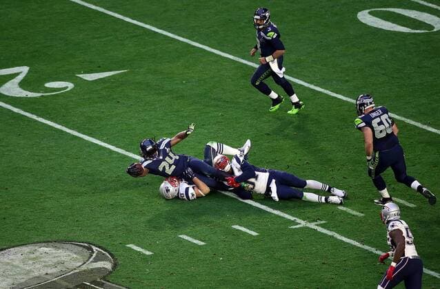 01 February 2015: Seattle Seahawks running back Marshawn Lynch 24 stretches for extra yardage during the first half of Super Bowl XLIX between the Seattle Seahawks and the New England Patriots at University of Phoenix Stadium in Glendale, Az. NFL American Football Herren USA FEB 01 Super Bowl XLIX - Patriots v Seahawks Icon3171502011420 EDITORIAL USE ONLY