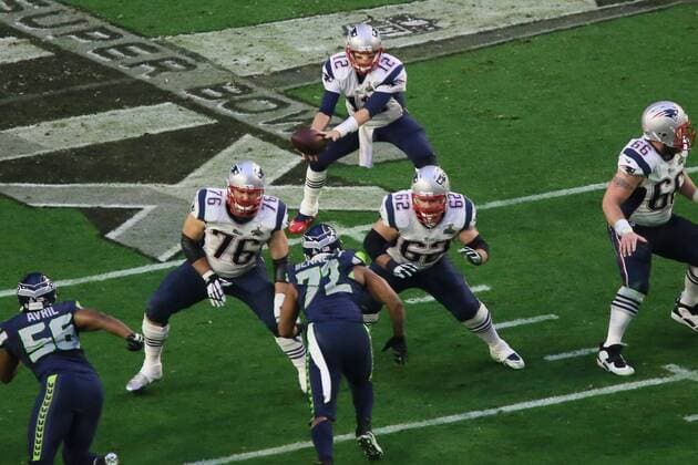 Sebastian Vollmer (76, Patriots) blockt DE Michael Bennett (72, Seahawks) und verschafft QB Tom Brady (12 Patriots) Zeit - Super Bowl XLIX, Seattle Seahawks vs. New England Patriots, University of Phoenix Stadium, Phoenix