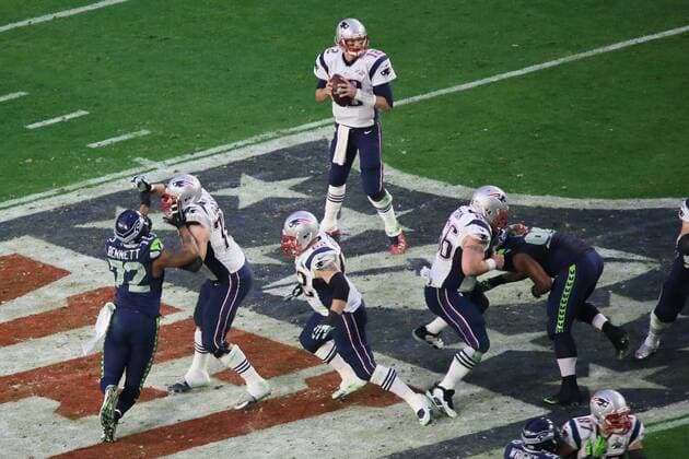Sebastian Vollmer (76, Patriots) blockt DE Michael Bennett (72, Seahawks) und verschafft QB Tom Brady (12 Patriots) Zeit - Super Bowl XLIX, Seattle Seahawks vs. New England Patriots, University of Phoenix Stadium, Phoenix