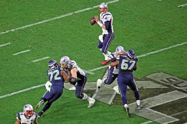 Sebastian Vollmer (76, Patriots) blockt DE Michael Bennett (72, Seahawks) und verschafft QB Tom Brady (12 Patriots) Zeit - Super Bowl XLIX, Seattle Seahawks vs. New England Patriots, University of Phoenix Stadium, Phoenix