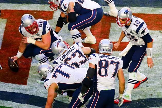 01 FEB 2015: New England Patriots quarterback Tom Brady (12) changes the play at the line during the first quarter of Super Bowl XLIX being played at University of Phoenix Stadium. The New England Patriots defeat the Seattle Seahawks 28-24 in Super Bowl XLIX at University of Phoenix Stadium in Glendale Arizona. NFL American Football Herren USA FEB 01 Super Bowl XLIX - Patriots v Seahawks Icon020115362 EDITORIAL USE ONLY