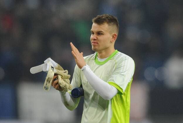 18.02.2015, xjfx, Fussball UEFA Champions League, FC Schalke 04 - Real Madrid, v.l. Timon Wellenreuther (FC Schalke 04),bedankt sich bei den Fans, bedanken, Dank. Mannschaft nach dem Spiel, after the match bedankt sich bei den Fans, applauds the fans,enttaeuscht, enttaeuscht schauend, dissapointed