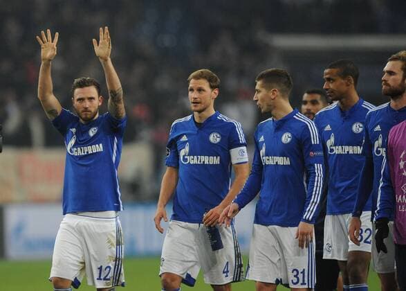 18.02.2015, xjfx, Fussball UEFA Champions League, FC Schalke 04 - Real Madrid, v.l. Marco Hoeger (FC Schalke 04),Benedikt Hoewedes (FC Schalke 04),Matija Nastasic (FC Schalke 04)Joel Matip (FC Schalke 04),bedankt sich bei den Fans, bedanken, Dank. Mannschaft nach dem Spiel, after the match bedankt sich bei den Fans, applauds the fans,enttaeuscht, enttaeuscht schauend, dissapointed