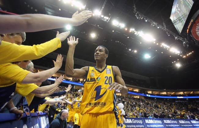Alex Renfroe (ALBA Berlin), klatscht nach dem Spiel die Fans ab ALBA Berlin-FC Bayern Muenchen Basketball Basketball, BEKO Basketball, BBL, Pokal, Qualifikation zum final four, Herren, men, Saison 2014 2015, Berlin, 18.2.2015, 02 World Halle