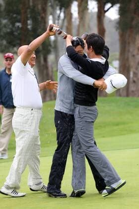 Aktuell Golf, PGA, James Hahn gewinnt Northern Trust Open Feb. 22, 2015 - Pacific Palisades, CA, U.S. - February 22, 2015: Jason Oh,James Hahn,Seung-Yul Noh celebrate after Hahn defeated Dustin Johnson in a 3 hole playoff at the Northern Trust Open. Played at Riviera Country Club, Pacific Palisades, CA. Michael Zito ESW CSM PGA Golf Herren Golf 2015: Northern Trust Open Final Round FEB 22 - ZUMAcs17