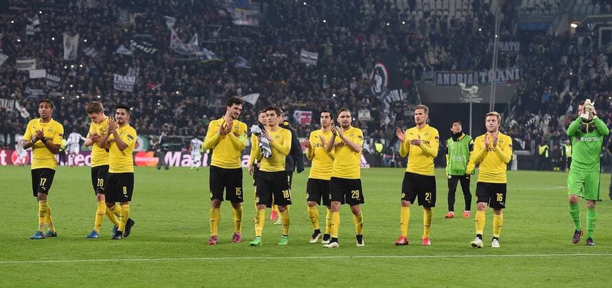 FUSSBALL CHAMPIONS LEAGUE SAISON 2014 2015 ACHTELFINAL HINSPIEL - Borussia Dortmund 24.02.2015 Borussia Dortmund Team bedank sich nach dem Spiel mit bei den mitgereisten Fans; Pierre-Emerick Aubameyang, Matthias Ginter, Ilkay Guendogan, Mats Hummels, Marco Reus, Nuri Sahin, Henrikh Mkhitaryan, Marcel Schmelzer, Oliver Kirch, Shinji Kagawa, Jakub Kuba Blaszczykowski und Torwart Roman Weidenfeller (v.li.)