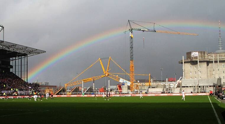 Fußball, Stadiongeschichte FC St. Pauli Hamburg, 01.03.2015, Millertorstadion, Fussball, 2.Bundesliga, 23.Spieltag , FC St. Pauli, Hamburg , Im Bild: Stimmungsvolle Regenkulisse mit Regenbogen auf Sankt Pauli. ,