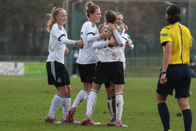 v.li.: Lea Schüller (Deutschland, DFB), Rebecca Knaak (Kapitänin, Deutschland, DFB), Laura Freigang (Deutschland, DFB), Saskia Matheis (Deutschland, DFB), Jubel, Torjubel, Torerfolg, celebrate the goal, goal, celebration, Jubel ueber das Tor, optimistisch, Action, Aktion, Fussball, U19-Frauen, EM-Qualifikation, Eliterunde, xozx