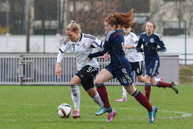 v.li.: Nina Ehegötz (Deutschland, DFB), Megan Karagiozis (Schottland), Zweikampf, Duell, duel, tackle, Dynamik, Action, Aktion, Fussball, U19-Frauen, EM-Qualifikation, Eliterunde, xozx
