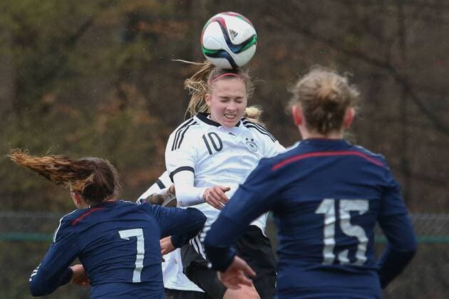 Laura Freigang (Deutschland, DFB), Kopfball, header, Aktion, Action, im Spiel gegen Schottland, Fussball, U19-Frauen, EM-Qualifikation, Eliterunde, xozx