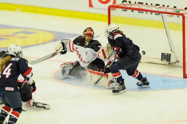 SWE, IIHF Eishockey Frauen WM 2015, USA vs Canada (CAN) 04.04.2015, Malmö Ishall, Malmö , SWE, IIHF Eishockey Frauen WM 2015, USA vs Canada (CAN), im Bild, Finale, Genevieve LACASSE ( 31, CAN) rettet vor Haley SKARUPA ( 11, USA) Attention nur für redaktionelle Berichterstattung nphxHafner