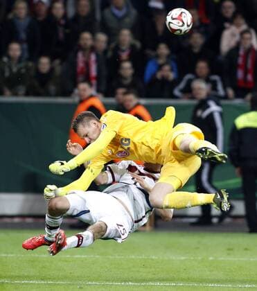 Leverkusen, Bayarena, 08.04.15: Torwart Bernd Leno (Bayer 04 Leverkusen) (R) gegen Münchens Thomas Müller im DFB Pokalspiel zwischen Bayer 04 Leverkusen vs. FC Bayern München in der Saison 2014 2015.