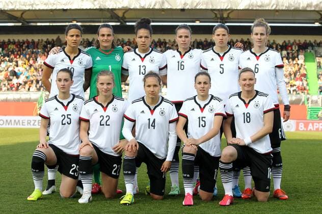 GER, Frauen-Länderspiel, Deutschland 08.04.15, Fürth, Stadion am Laubenweg, GER, Frauen - Länderspiel, Testspiel WM-Test, im Bild Mannschaftsfoto Deutschland, hintere Reihe v.l. Dzsenifer Marozsan, Torhüterin Nadine Angerer, Celia Sasic, Melanie Leupolz, Annike Krahn, Simone Laudehr vordere Reihe v.l. Sara Däbritz, Tabea Kemme, Babett Peter, Jennifer Cramer, Alexandra Popp
