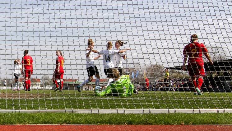 Rebecca Knaak (Kapitänin, Deutschland, DFB), Madeline Gier (Deutschland, DFB) und Felicitas Rauch (Deutschland, DFB) bejubeln das Tor durch Gier zum zwischenzeitlichen 3:0 für Deutschland, Tor, Treffer, Hintertor, Hintertorkamera, Fussball, U19-Frauen, EM-Qualifikation, Deutschland - Belgien, xozx