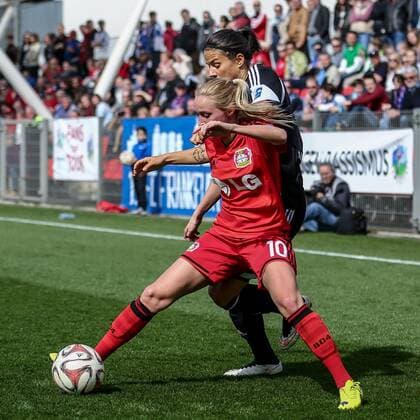 v.li.: Turid Knaak (Bayer 04 Leverkusen), Dzsenifer Marozsan (1. FFC Frankfurt), Zweikampf, Duell, duel, tackle, Dynamik, Action, Aktion, Fussball, Allianz Frauen-Bundesliga, Bayer 04 Leverkusen - 1. FFC Frankfurt, xbhx