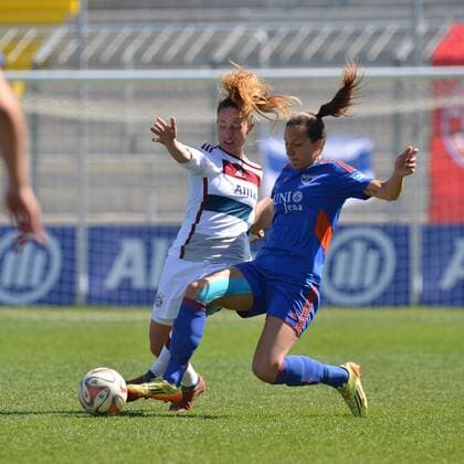 v.li.: Raffaella Manieri (FC Bayern München) Ivana Rudelic (FF USV Jena) im Zweikampf, Duell, duel, tackle, Dynamik, Action, Aktion, Fussball, Allianz Frauen-Bundesliga, FC Bayern München - FF USV Jena, xslx