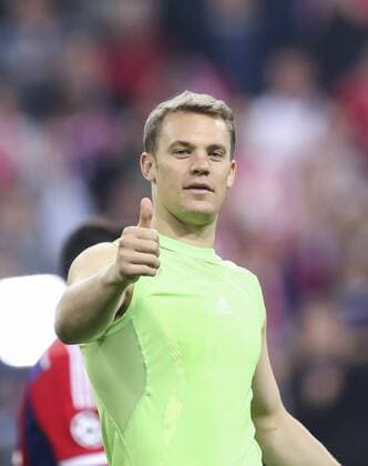 Manuel NEUER, FCB 1 reckt den Daumen hoch, gestikuliert und gibt Anweisungen, Aktion, Einzelbild, Gestik, Geste, Handbewegung, Portrait, Porträt , lacht, lächelt, lachend, smile, froh, happy , FC BAYERN MUENCHEN - FC PORTO (6-1) , Fussball UEFA Champions League, Viertelfinale Rueckspiel, Muenchen, 21.04.2015 CL Saison 2014 2015, FCB, Muenchen