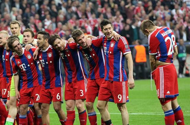 Fussball, Champions League, Viertelfinale, Rückspiel, Saison 2014 2015, Herren, Deutschland, 21.04.2015 FC Bayern München - FC Porto, v.l. Aktion, Freude, jubeln, Jubel nach spiel, Holger Badstuber, FC Bayern München langt sich in die Hose, kramt in Hose rum, li. Philipp Lahm, FC Bayern München, Thiago Alcantara, FC Bayern München, Xabi Alonso, FC Bayern München, Thomas Müller, FC Bayern München, Robert Lewandowski, FC Bayern München, schauen zu,
