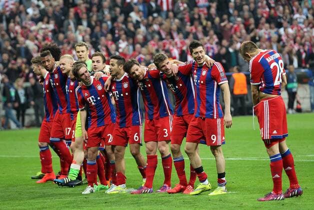 Fussball, Champions League, Viertelfinale, Rückspiel, Saison 2014 2015, Herren, Deutschland, 21.04.2015 FC Bayern München - FC Porto, v.l. Aktion, Freude, jubeln, Jubel nach spiel, Holger Badstuber, FC Bayern München langt sich in die Hose, kramt in Hose rum, li. Philipp Lahm, FC Bayern München, Thiago Alcantara, FC Bayern München, Xabi Alonso, FC Bayern München, Thomas Müller, FC Bayern München, Robert Lewandowski, FC Bayern München, schauen zu,