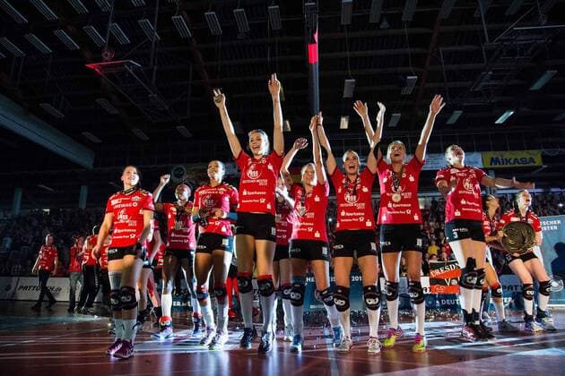 Louisa Lippmann (mit Blumenkranz) geht voran, Dresdner SC vs Allianz MTV Stuttgart, 1. Volleyball Bundesliga Play-Off Finale Spiel 3, Damen, SCHARRena, Stuttgart, 29.04.2015, Dresdner SC vs Allianz MTV Stuttgart, 1. Volleyball Bundesliga Play-Off Finale Spiel 3, Damen, SCHARRena, Stuttgart, 29.04.2015 , EP_NWR