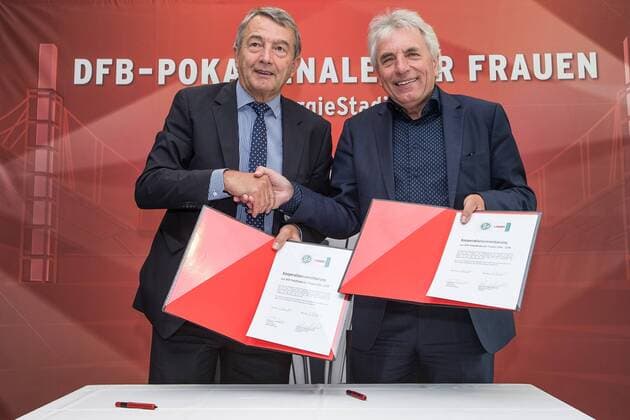 v.li.: Wolfgang Niersbach (Präsident, DFB), Jürgen Roters (Oberbürgermeister, Stadt Köln), Vertragsverlängerung, Vertrag, Verlängerung, Unterschrift, Pokalfinale, Pokal, Finale, 2018, Fussball, DFB-Pokal der Frauen, 1. FFC Turbine Potsdam - VfL Wolfsburg, xbhx