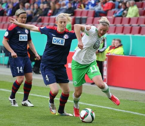 Koeln, Fussball , DFB Pokal Finale der Frauen , Saison 2014 2015, Turbine Potsdam vs VfL Wolfsburg, 01.05.2015, Rheinenergie Stadion Köln, Nilla Fischer, Potsdam, Alexandra Popp, VFL Wolfsburg