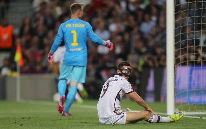 Robert Lewandowski (FC Bayern), enttäuscht am Boden, hinten Marc Andre ter Stegen (Torwart Barcelona), FC Barcelona Barca FC Bayern München, Barca-FCB, Champions League 2014 2015, Halbfinale, half-final, Hinspiel, 1. Spiel, first match, Fussball, men, Maenner, soccer, Ergebnis, result Barcelona, 6.5.2015