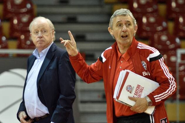 Rudolf Schels, 1. Vizepaesident des FC Bayern Muenchen, Svetislav Pesic, Cheftrainer (FC Bayern Muenchen Basketball) , v.li. Handzeichen, FC Bayern Muenchen Basketball, Training, Pressekonferenz, Basketball Bundesliga Saison 2014 2015, Beko BBL,07.05.15