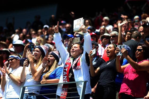 Aktuell Fußball, Damen, Länderspiel, USA - Irland May 10, 2015 - San Jose, CA, USA - Fans cheer as members of the U.S. Women s national team Nationalteam walk onto the field before their game against Ireland on Sunday, May 10, 2015, at Avaya Stadium in San Jose, Calif. USA vs. Ireland women s soccer game - ZUMAm67_