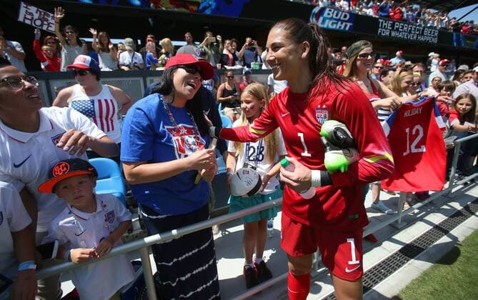 Aktuell Fußball, Damen, Länderspiel, USA - Irland May 10, 2015 - San Jose, CA, USA - Hope Solo (1) of the U.S. Women s national team Nationalteam visits with fans after their game against Ireland on Sunday, May 10, 2015, at Avaya Stadium in San Jose, Calif. USA defeated Ireland 3-0. USA vs. Ireland women s soccer game - ZUMAm67_