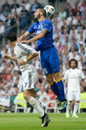 v.li.: Cristiano Ronaldo (CR7, Real), Leonardo Bonucci (Juve), Kopfball, header, Aktion, Action, Fussball, UEFA Champions League, Real Madrid - Juventus Turin, xjgx