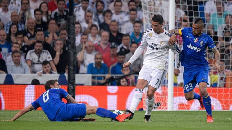 v.li.: Claudio Marchisio (Juve), Cristiano Ronaldo (CR7, Real), Arturo Vidal (Juve), Zweikampf, Duell, duel, tackle, Dynamik, Action, Aktion, Fussball, UEFA Champions League, Real Madrid - Juventus Turin, xjgx
