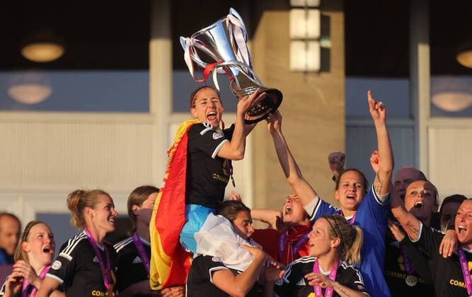 Veronica Boquete (Frankfurt), auf den Schultern auf Dzsenifer Marozsan (Frankfurt), 1.FCC Frankfurt - Paris Sain-Germain UEFA Womens Champions League, CL, Finale, Saison 2014 2015, Fußball, Fussball, soccer, Frauen, Dänen, Deutschland, Germany, Berlin, 14.5.2015 Ludwig-Jahn-Stadion