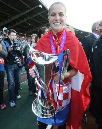 Ana Maria Crnogorcevic (Frankfurt), mit dem Pokal, rechts Saskia Bartusiak (Frankfurt), 1.FCC Frankfurt - Paris Sain-Germain UEFA Womens Champions League, CL, Finale, Saison 2014 2015, Fußball, Fussball, soccer, women, Frauen, Damen, Deutschland, Germany, Ergebnis 2:1 Berlin, 14.5.2015 Ludwig-Jahn-Stadion