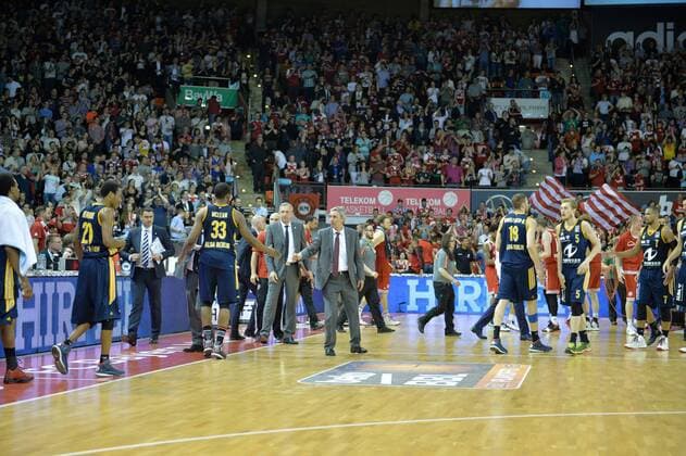 Schlussszene im Audi Dome, 85:73 Sieg fuer den FC Bayern Basketball, Svetislav Pesic, Cheftrainer (FC Bayern Muenchen Basketball) , mitte, FC Bayern Muenchen Basketball vs Alba Berlin, Playoff, Halbfinale, Basketball Bundesliga Saison 2014 2015, Beko BBL,28.05.15