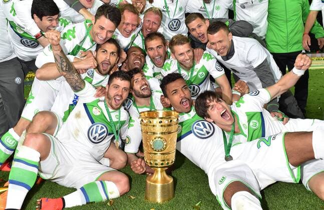 30.05.2015, Fussball, Saison 2014 15, DFB-Pokal, Finale in Berlin, Borussia Dortmund - VfL Wolfsburg 1:3 Wolfsburgs Spieler feiern den Pokalsieg, vorne v.li., Vieirinha (VfL Wolfsburg), Daniel Caligiuri (VfL Wolfsburg), Luiz Gustavo (VfL Wolfsburg), Timm Klose (VfL Wolfsburg), 2. Reihe von unten, Ricardo Rodriguez (VfL Wolfsburg), Naldo (VfL Wolfsburg), Bas Dost (VfL Wolfsburg), Aaron Hunt (VfL Wolfsburg), Ivan Perisic (VfL Wolfsburg)