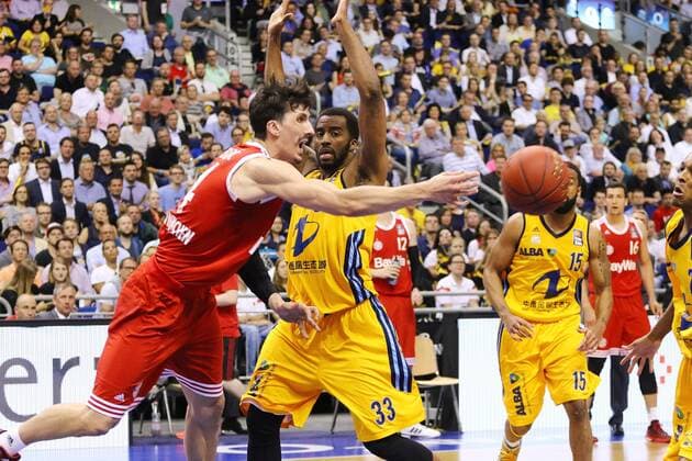 Aktuell Basketball, BBL Playoff Halbfinale, Spiel 5, Alba Berlin - FC Bayern München Nihad Djedovic ( 14, FC Bayern Muenchen), Jamel McLean ( 33, Alba Berlin), Alba Berlin vs. FC Bayern Muenchen, Basketball, Bundesliga, 04.06.2015, Copyright: Hundt Eibner-Pressefoto EP_MHT