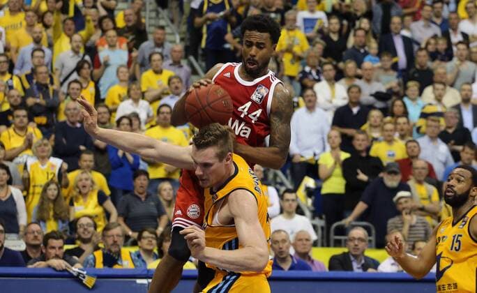 Aktuell Basketball, BBL Playoff Halbfinale, Spiel 5, Alba Berlin - FC Bayern München Bryce Taylor (FC Bayern), hinten, vorne Leon Radosevic (ALBA Berlin), ALBA Berlin - FC Bayern Basketball Basketball, BEKO BBL, Deutsche Meisterschaft, playoffs, play-off, DM-playoff, Halbfinale, 5. Spiel, Spiel 5, Herren, men, Saison 2014 2015 Berlin, O 2 world Halle