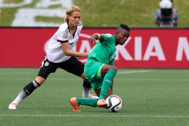 v.li.: Saskia Bartusiak (Deutschland), Binta Diakite (CIV), Zweikampf, Duell, duel, tackle, Dynamik, Action, Aktion, Fussball, FIFA Frauen-WM 2015, Deutschland - Elfenbeinküste, xozx